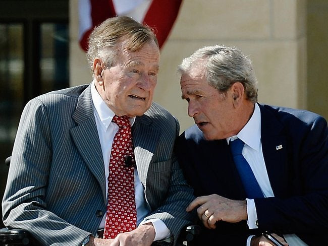 Πατήρ και υιός Μπους εναντίον Τραμπ για τους νεοναζί